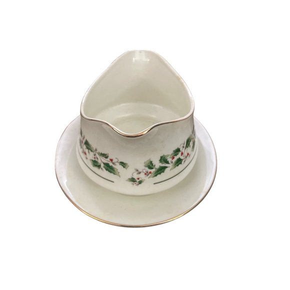 Other - Porcelain wave gravy boat with attached saucers